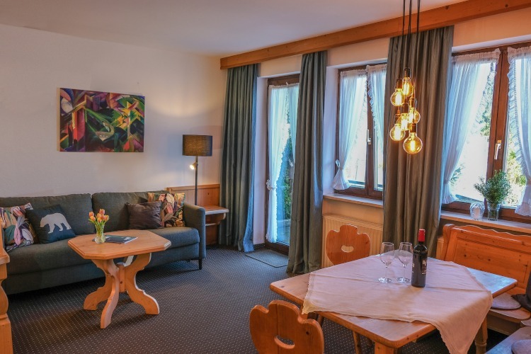Klassik Apartment #56, Wohnzimmer mit Essbereich und Couch