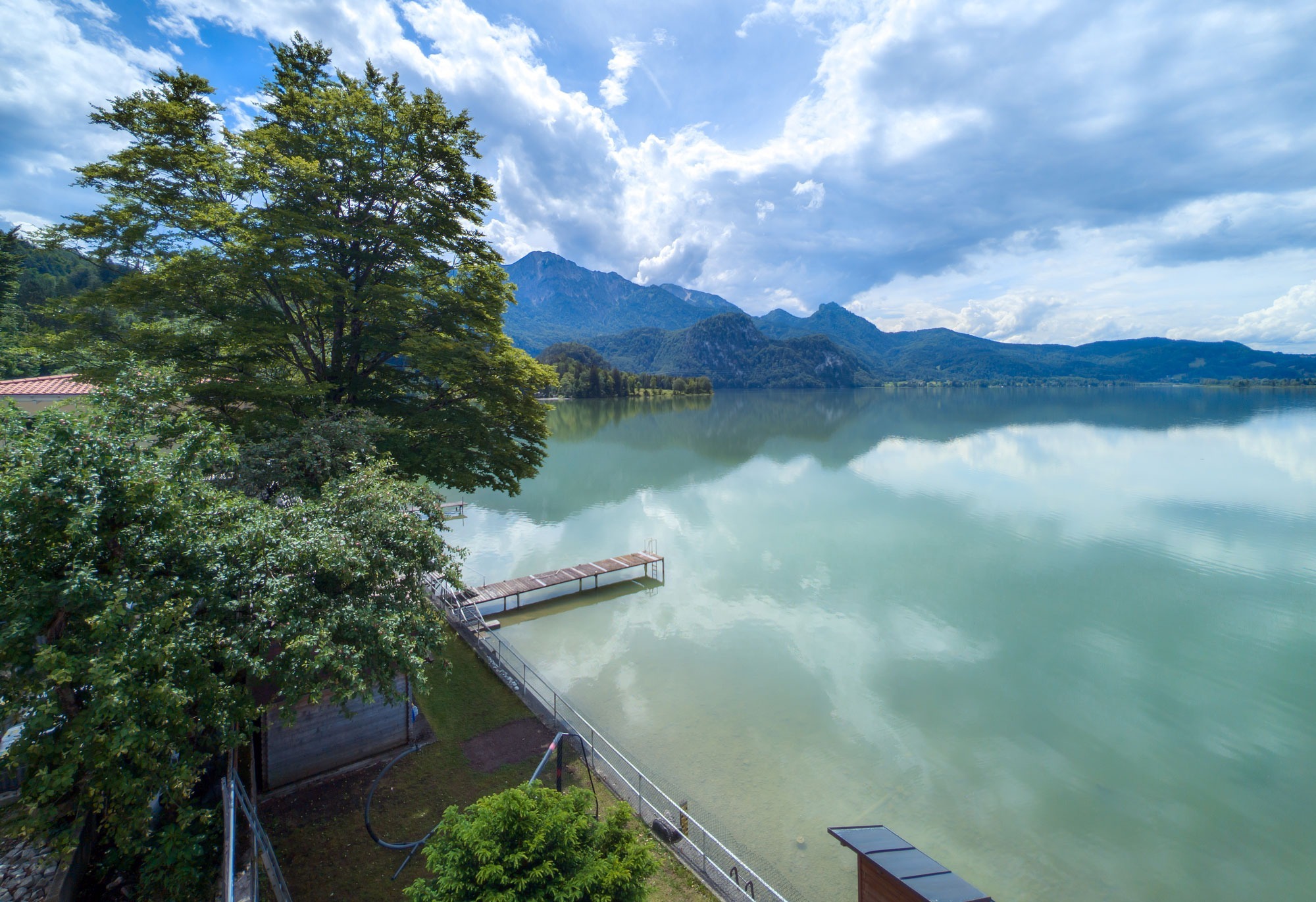 Seehaus Apartments, Ausblick auf den Kochelsee mit Herzogstand im Hintergrund