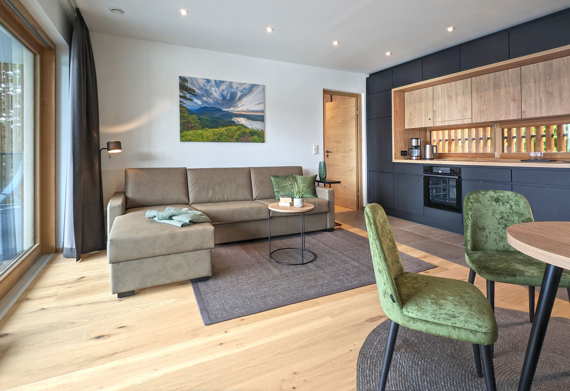 Seehaus Apartments, Wohnzimmer mit Essbereich, Couch und Designerküche