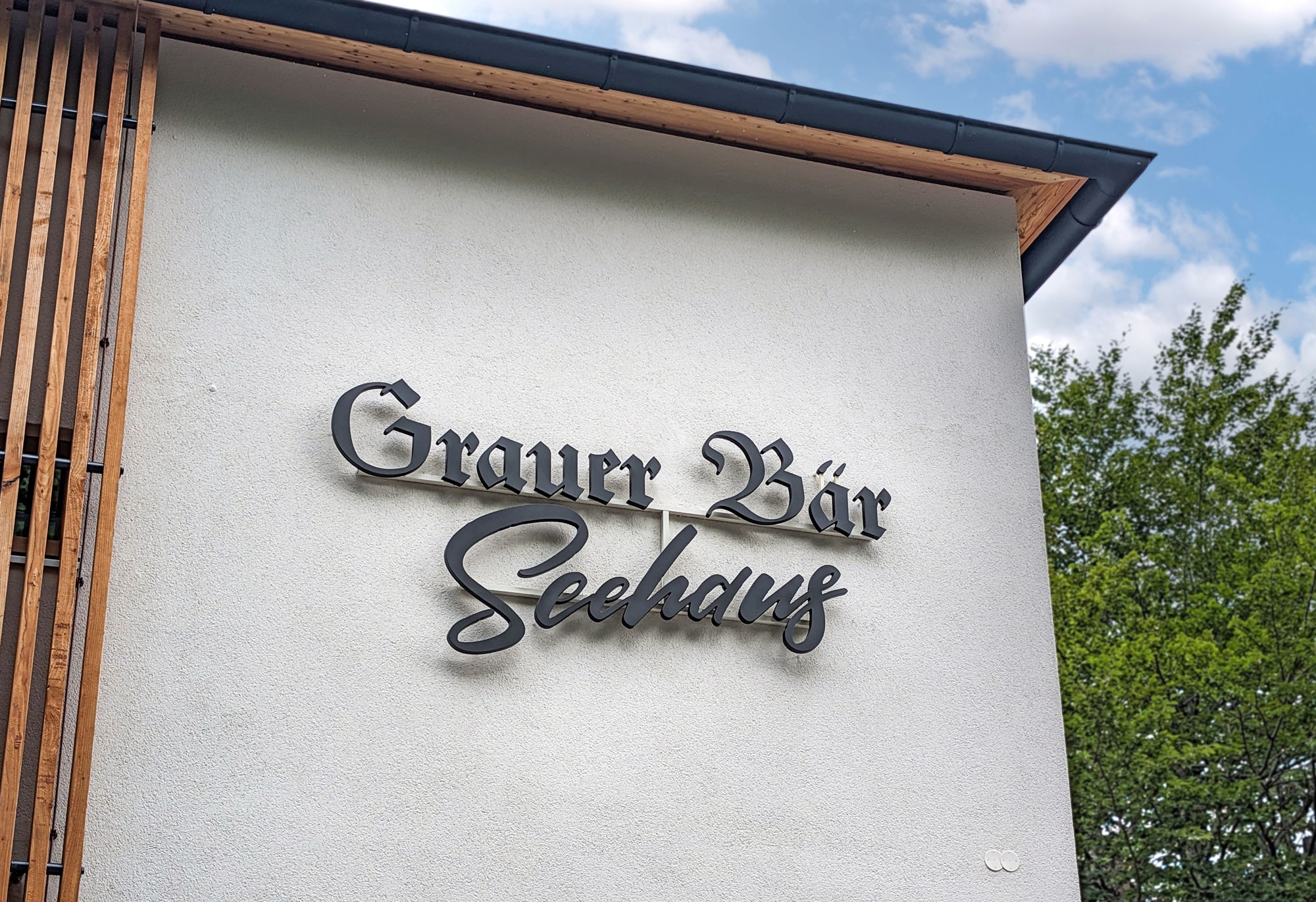 Aussenaufnahme Seehaus mit Logo